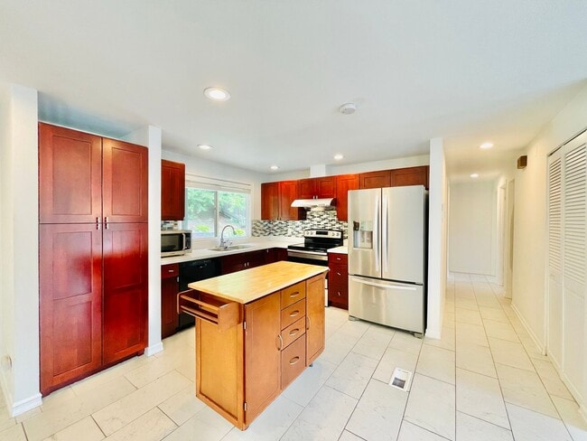 Building Photo - Beautifully Renovated 5 Bedroom House with Large Yard!
