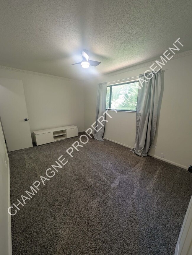 Building Photo - 4 Bedroom, 4 Bathroom Updated Home in Kansas City