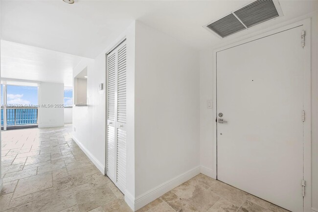 Building Photo - 1420 Brickell Bay Dr