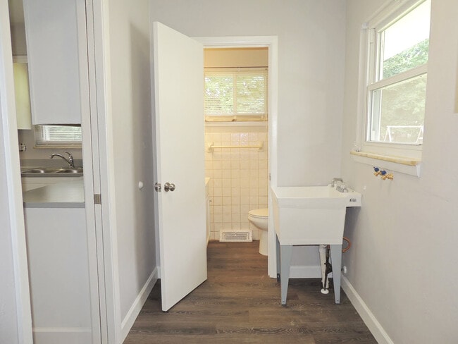 Building Photo - 3 Bed - 1.5 Bath Ranch for Rent in Richmond Heights!