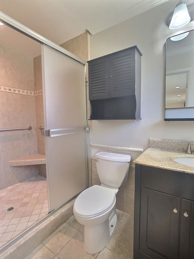 Building Photo - Spacious 4 Bed/ 2 Bath House in the Quiet ...