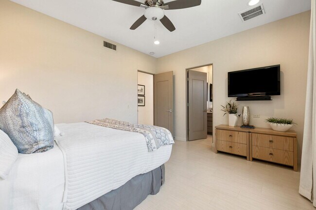 Building Photo - 502 Desert Holly Dr