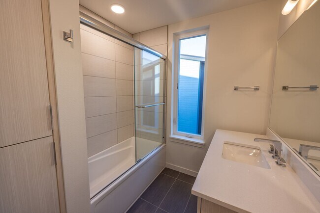 Building Photo - Riverside Townhomes - Waterfront Living in...