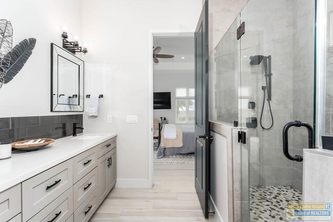 Building Photo - 100 Torrey Pines Dr