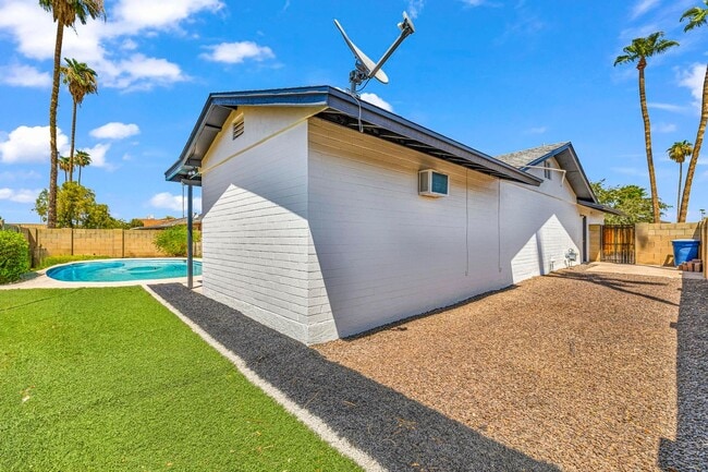 Building Photo - 6 bed/ 3.5 bath