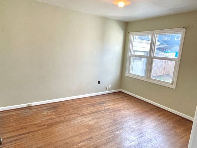 Building Photo - Concordia 3 bedroom, 1 1/2 bath house with...