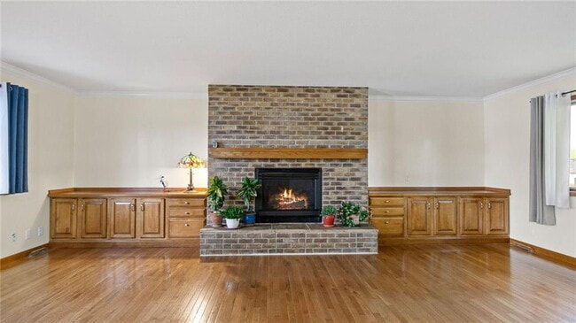 Building Photo - Spacious 4-Bedroom Home with Fenced Yard, ...