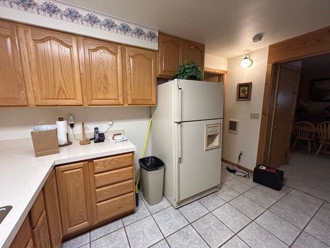 Building Photo - Beautiful Furnished 2 Bedroom Basement Apa...