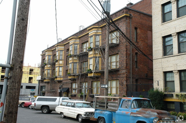 Building Photo - Cambridge & Trinity Apartments