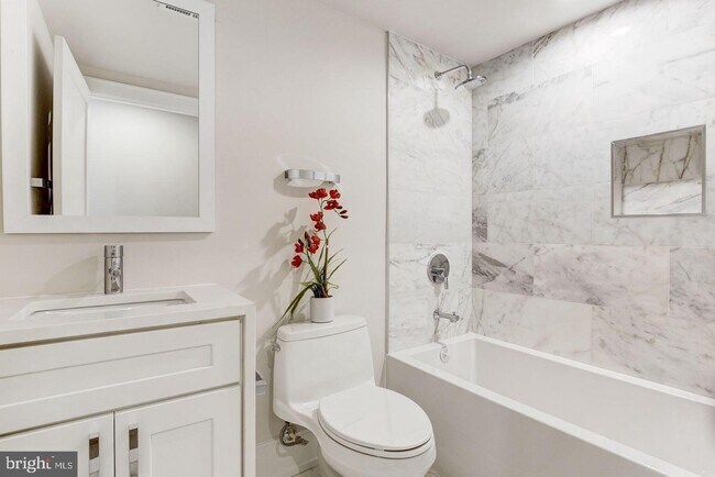 Building Photo - 525 Park Rd NW