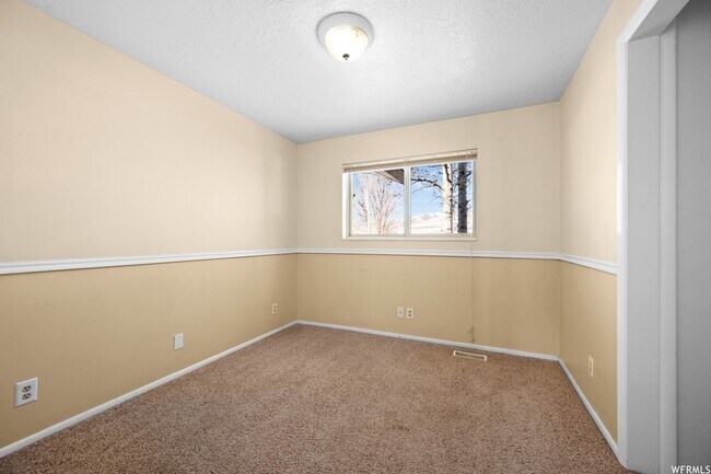 Building Photo - Beautiful home in Eden with amazing views from covered deck and 4 car garage