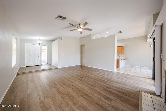 Building Photo - 6320 W Paradise Ln