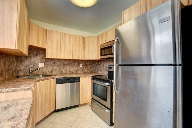 Building Photo - 127 Burgundy B