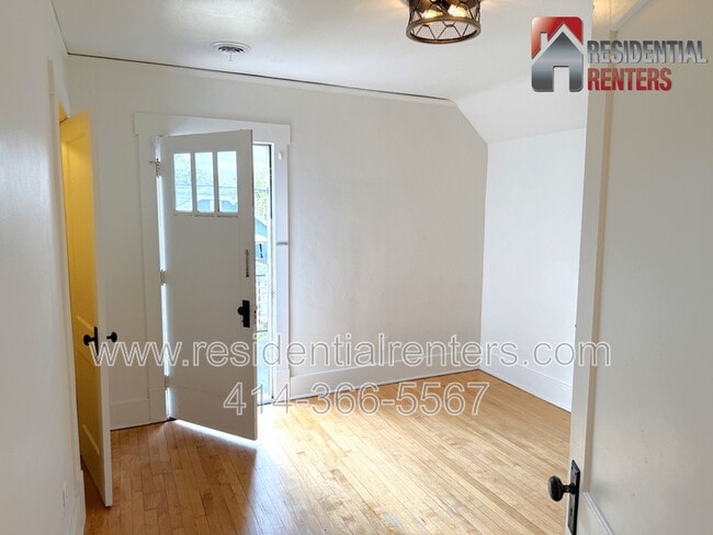 Building Photo - 2033 S 82nd St