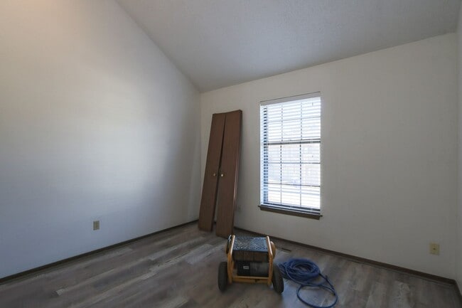 Building Photo - {8515} Walking distance to South Lake Park + 2 Car Attached Garage + Deck!