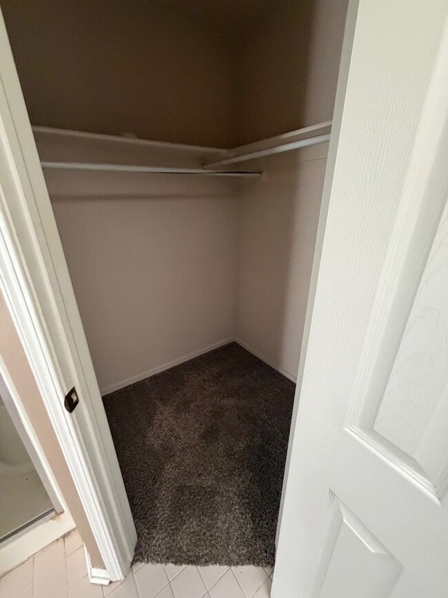 Building Photo - This charming single story 3 bedroom, 2 bath home with the convenience and an unbeatable location.