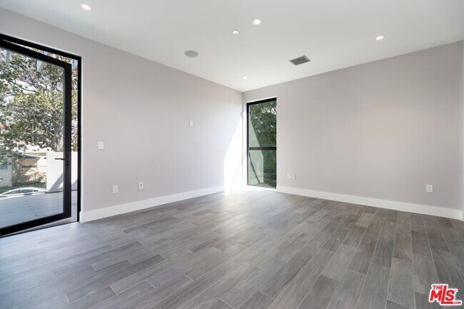 Building Photo - 159 S Bowling Green Way