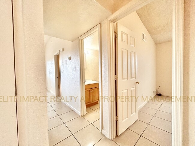 Building Photo - 425 E Thoroughbred St