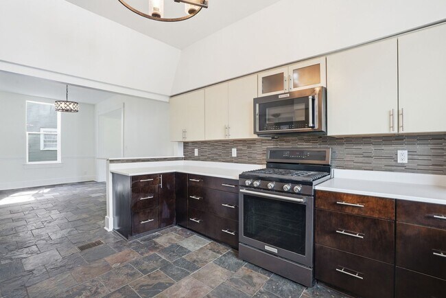 Building Photo - Beautiful Victorian Home for Lease in the Heart of Savannah