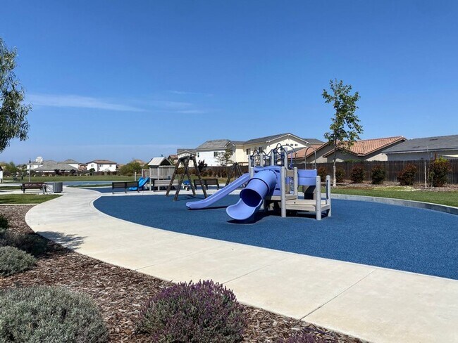 Building Photo - Like New Spacious Home in Gated Community