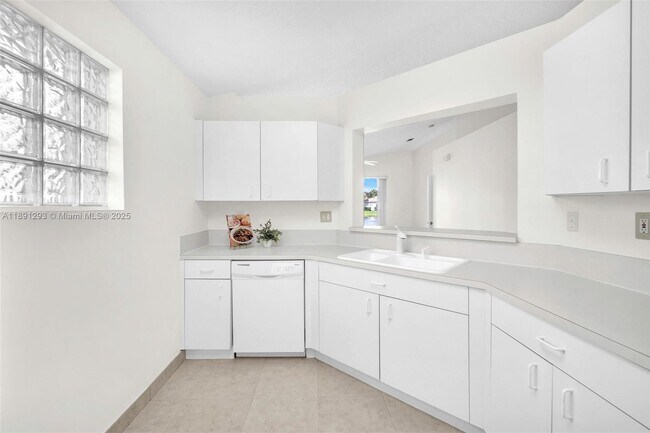 Building Photo - 16411 Sapphire Bend