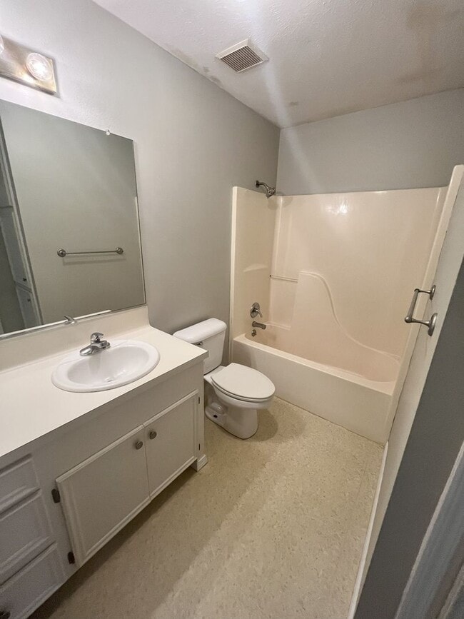 Building Photo - Charming 3 bed 2 bath with fenced yard