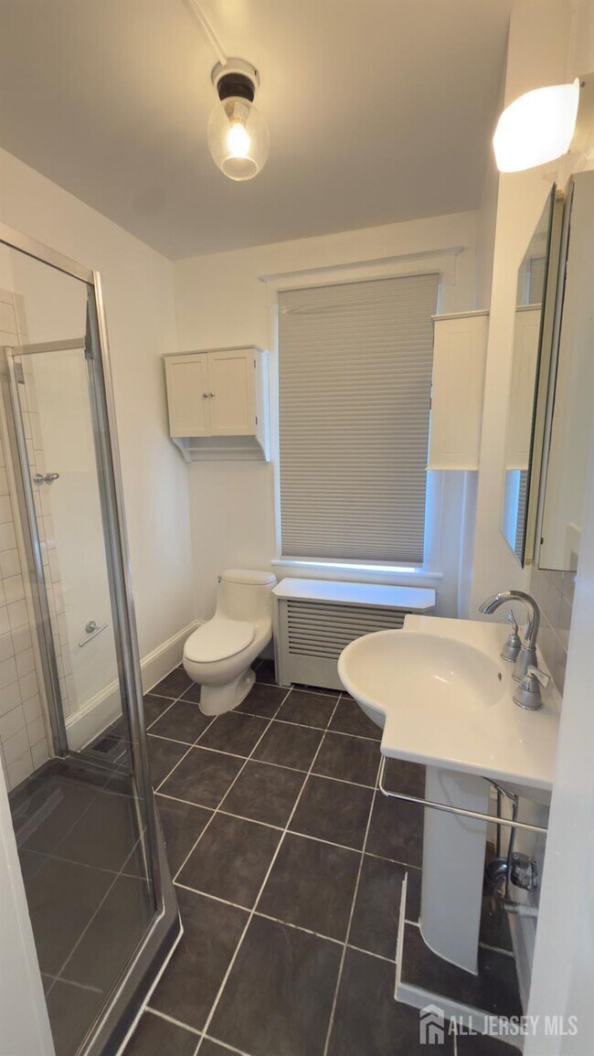 Building Photo - 55 Suydam St