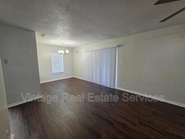 Building Photo - 851 Creekway Ct