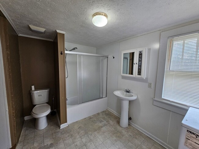 Building Photo - 3 BD / 2 BA Unfurnished