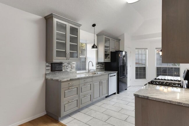 Building Photo - 9512 Rosas Ave NE