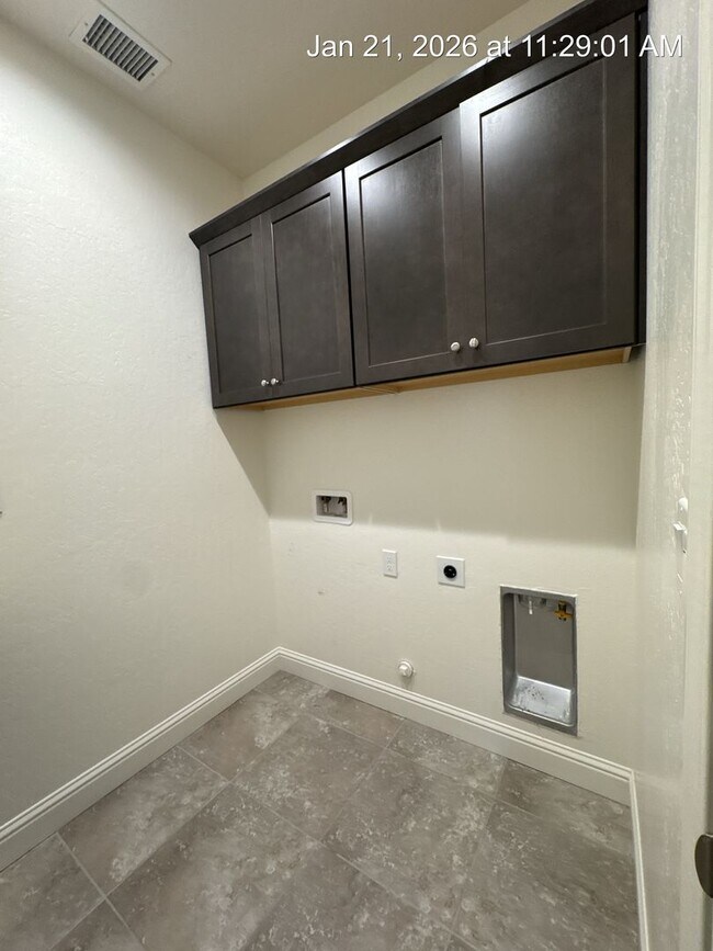 Building Photo - 4 Bedroom home located in Northside Visalia! Available Now!!