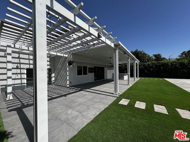 Building Photo - 10758 Cozycroft Ave