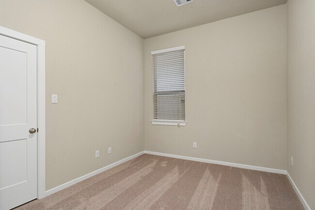 Building Photo - 412 Northern Pike Dr