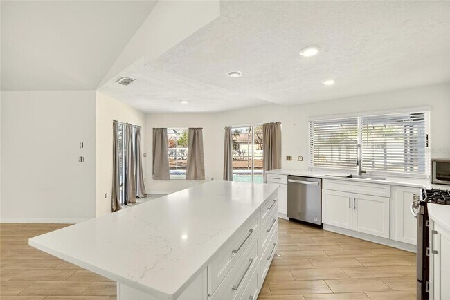 Building Photo - 15047 Woodbury Rd