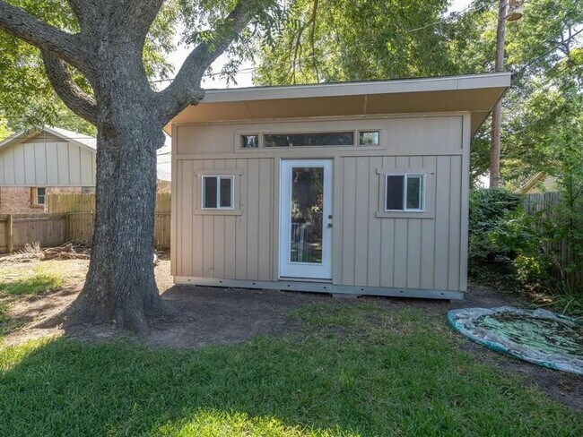 Building Photo - Spectacular Home in Holiday Heights Add!  ...