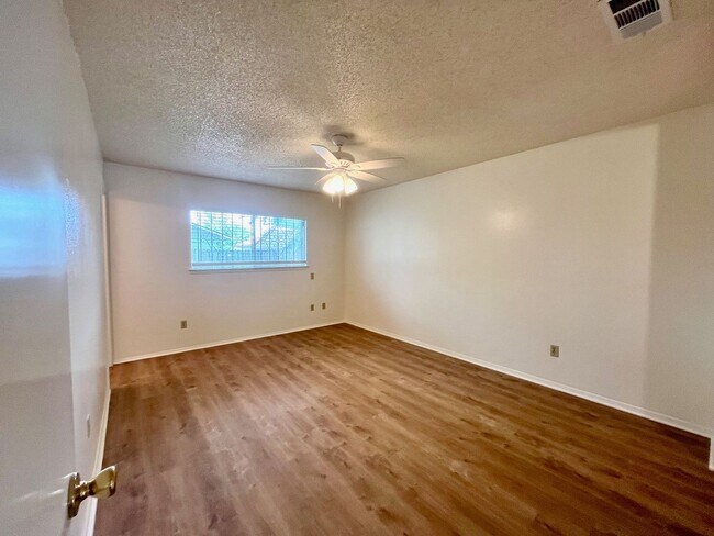 Building Photo - Charming 3/2 in Pipers Meadow *NO HOA* Mov...