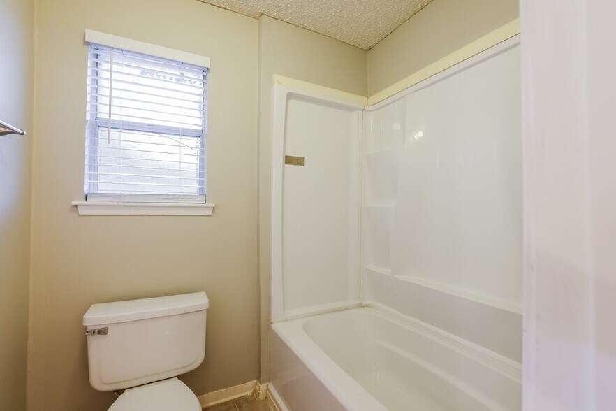 Building Photo - 13519 Dripping Springs Dr