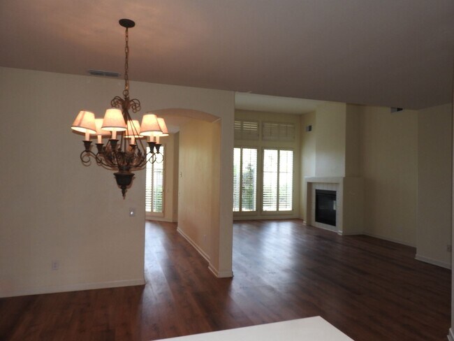 Building Photo - Beautiful Serrano Home - Single Story!