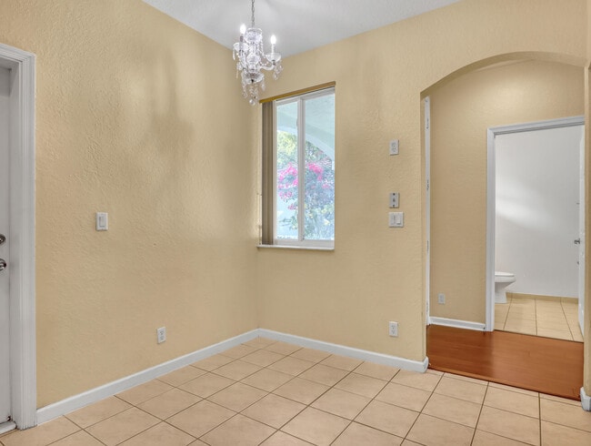 Building Photo - 2226 Oakmont Dr