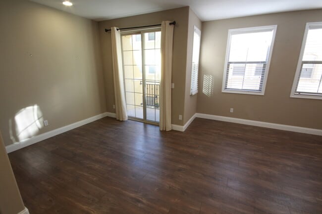 Building Photo - Stunning 2 Bedroom/2.5 Bath Townhouse