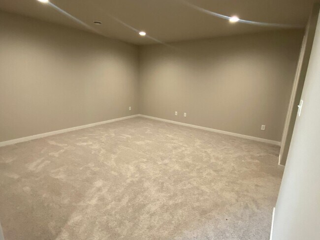 Building Photo - 2232 Griffin Dr S