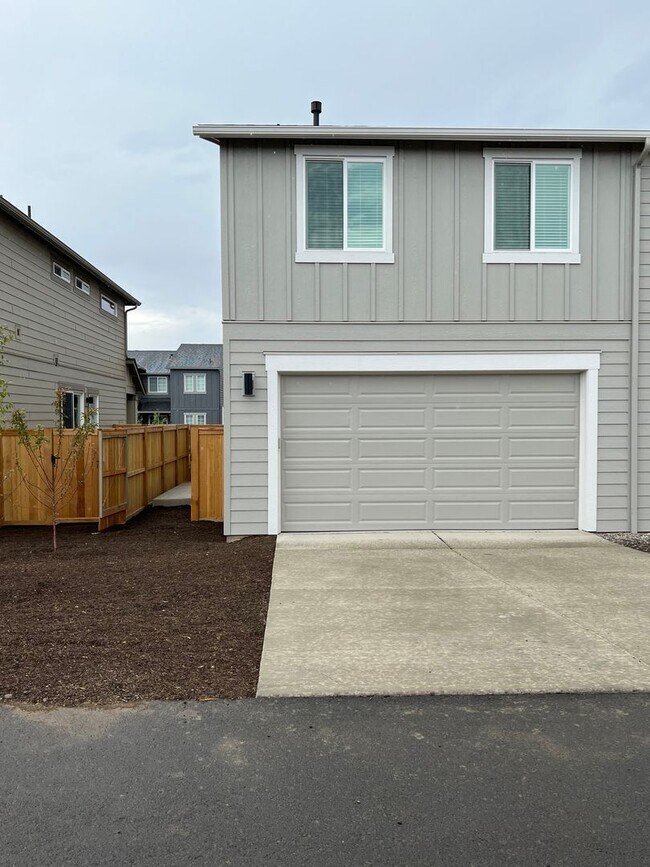 Building Photo - 3 Bedroom Townhome Dry Canyon Community