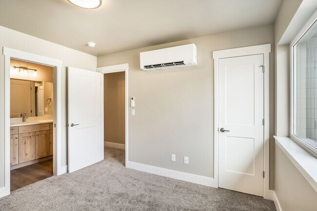 Building Photo - $1,200 Move-In Credit! Brand New 3 Bed Townhome in Prime Location