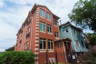 Building Photo - 2416 N Greenview Ave
