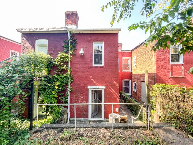 Building Photo - 305 Lawn St