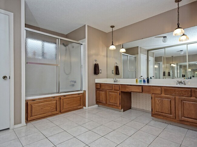 Building Photo - BEAUTIFUL 4 BEDROOM / 2.5 BATH HOME IN MAPLE RUN - FURNISHED
