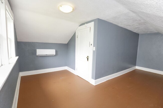 Building Photo - Spacious 4-Bedroom Home with Modern Upgrad...