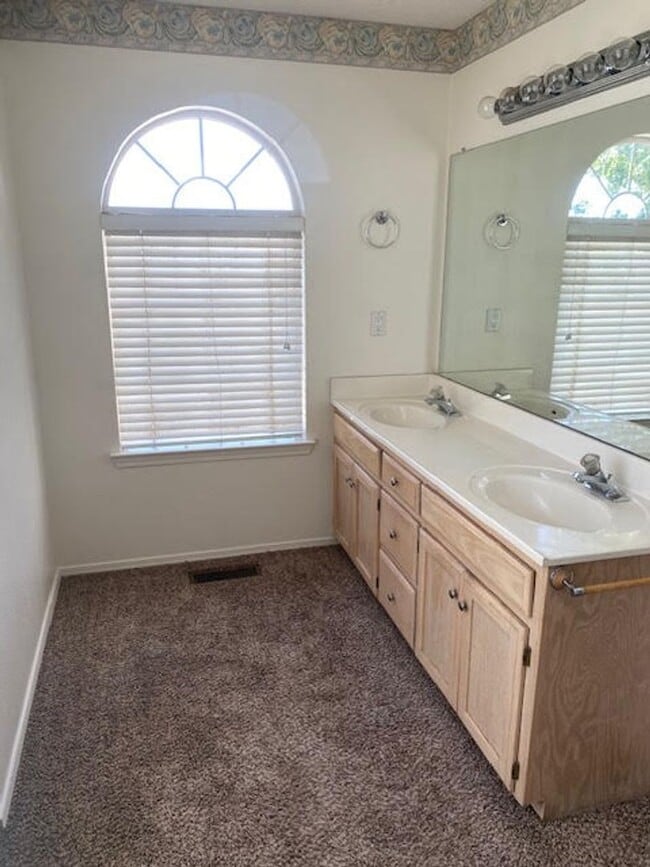 Building Photo - Spacious Two Story Home in the NE Heights ...
