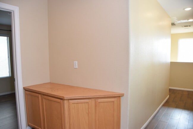 Building Photo - BEAUTIFUL 4 BEDROOM, 2.5 BATH SINGLE-FAMIL...