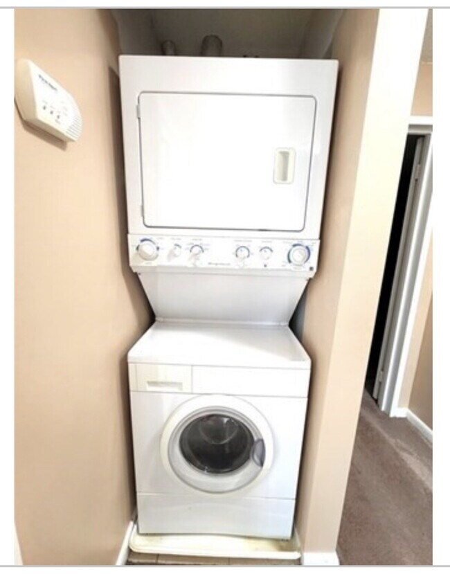 Building Photo - Beautiful two bedroom townhouse in the quiet town of Easton